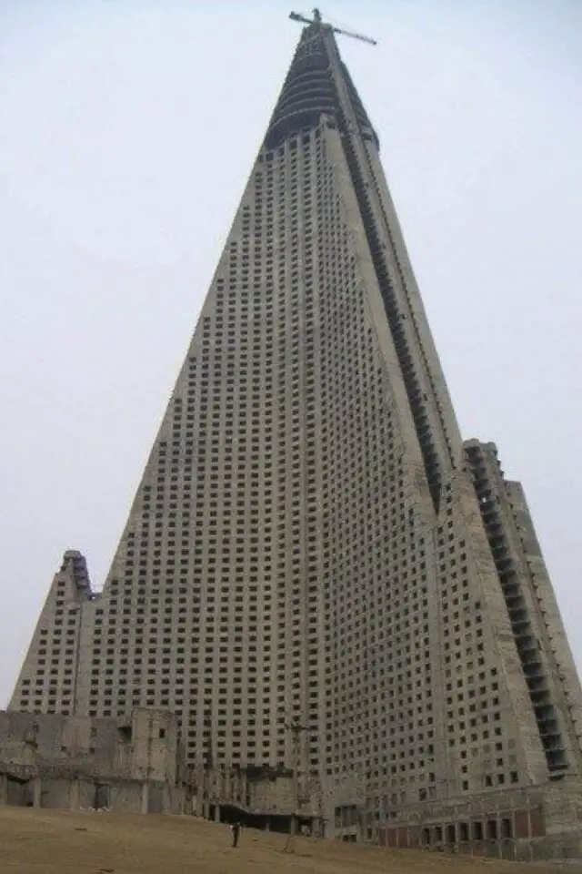 exemple construction architecture brutalisme forme pyramidale béton claustras moucharabieh ouvertures 
