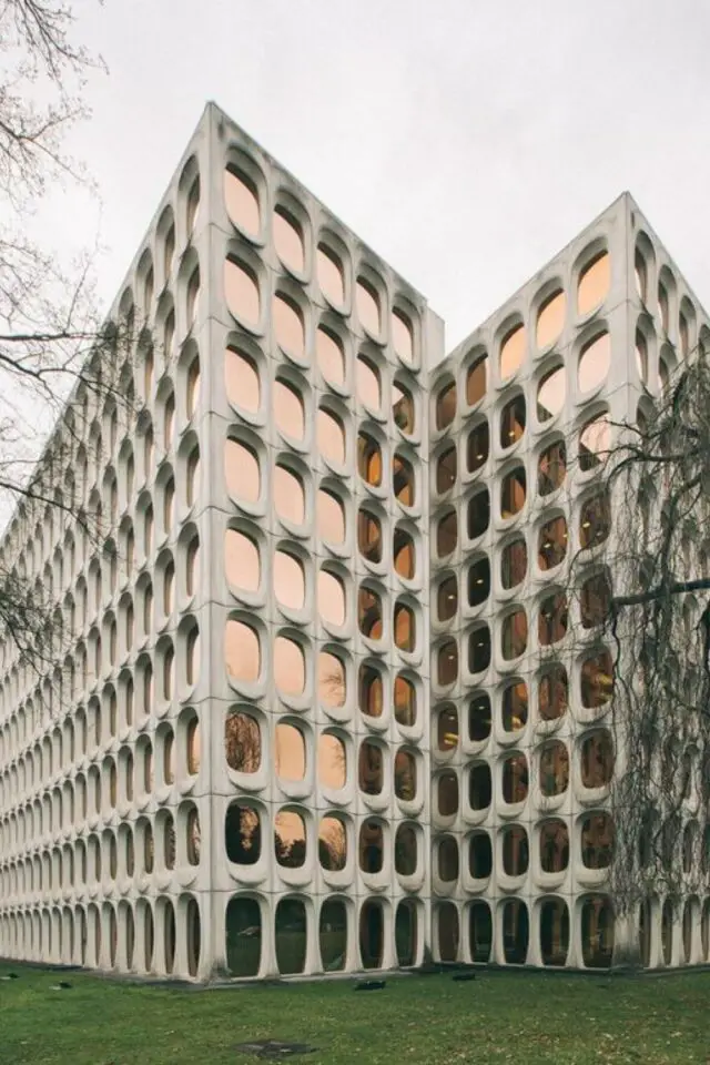 exemple construction architecture brutalisme complexe vitrée dorées inspiration futuriste