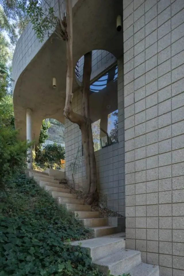 exemple construction architecture brutalisme escalier jardin voute nature