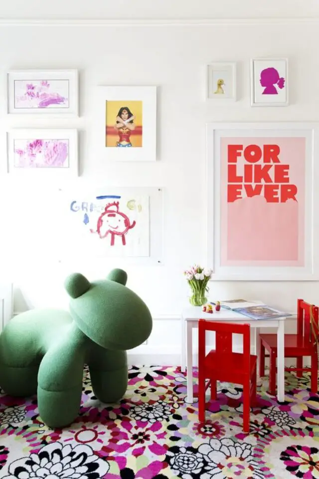 exemple deco rose et rouge salle de jeux enfant blanche poster encadré typo moderne