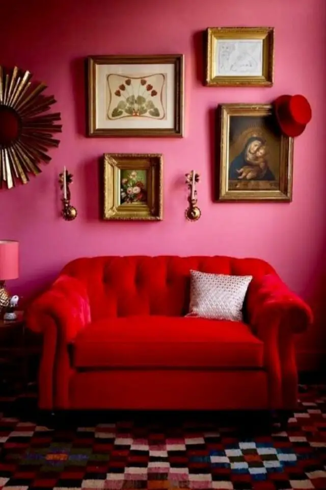exemple deco rose et rouge salon séjour canapé décor mural petite galerie de cadres anciens univers éclectique moderne et ancien