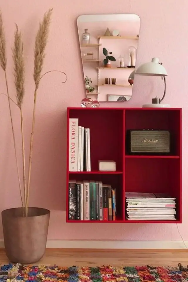 exemple deco rose et rouge meuble mural moderne rouge peinture rose clair miroir et lampe de bureau vintage