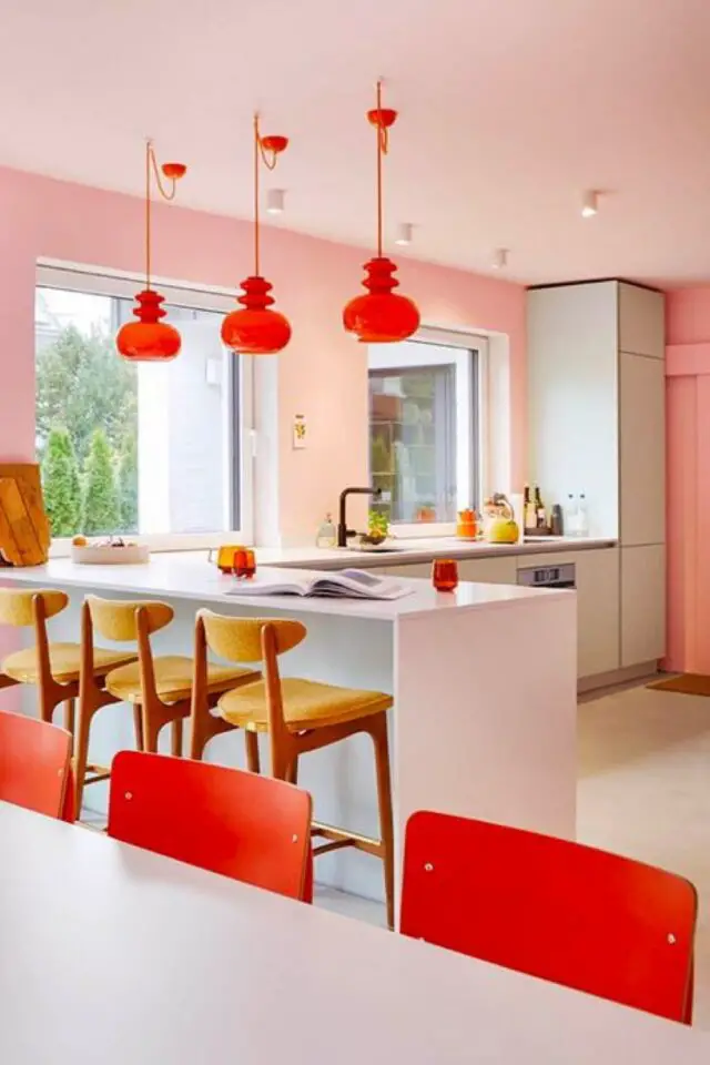 exemple deco rose et rouge cuisine ouverte meuble neutre peinture murale rose clair suspension vintage rouge au dessus de l'îlot de cuisine