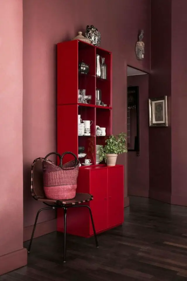 exemple deco rose et rouge salon peinture vieux rose poudré meuble vaisselier vitrine rouge ambiance feutrée