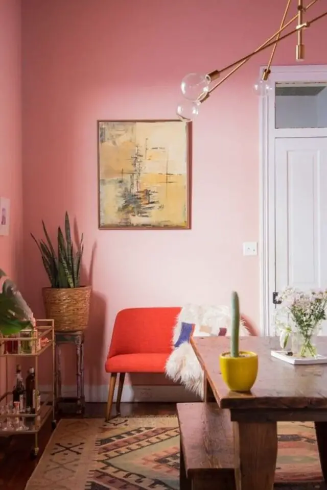 exemple deco rose et rouge salon séjour salle à manger canapé sofa rouge ambiance élégante et originale