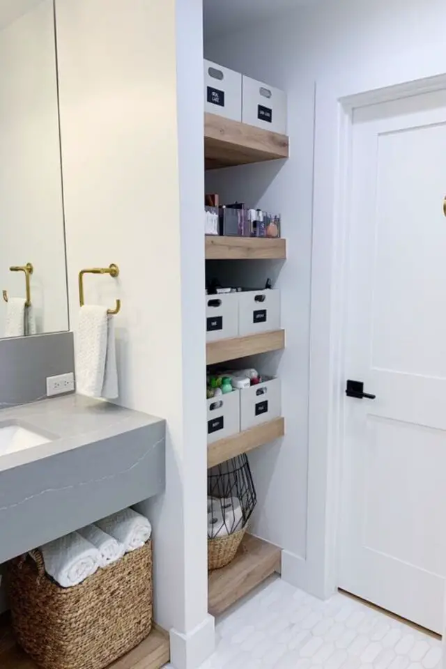 exemple rangement complementaire salle de bain étagère renfoncement panier pratique 