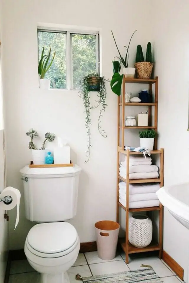 exemple rangement complementaire salle de bain petit meuble haut avec étagère en bois à caser entre le mur et les toilettes