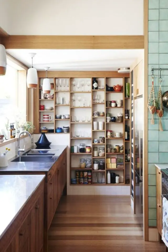 exemple rangement mural cuisine étagères en bois pratique espace tout en longueur