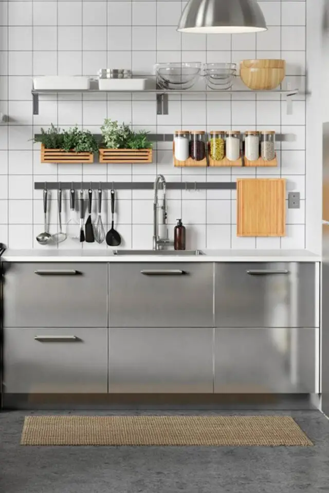exemple rangement mural cuisine accessoires à suspendre au dessus du plan de travail et de l'évier