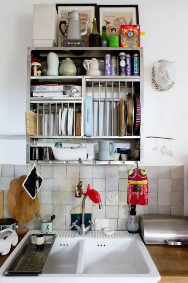 exemple rangement mural cuisine étagère indienne en métal au dessus de l'évier plan de travail meuble orginal