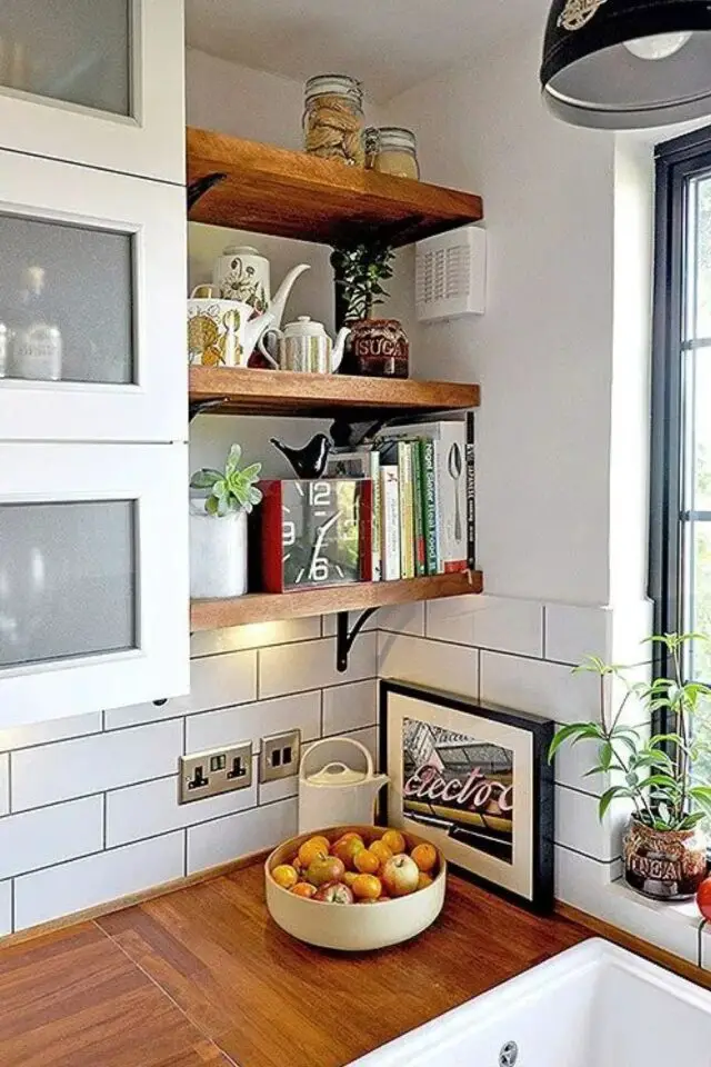 exemple rangement mural cuisine étagère en bois en complément des meubles haut angle de la pièce
