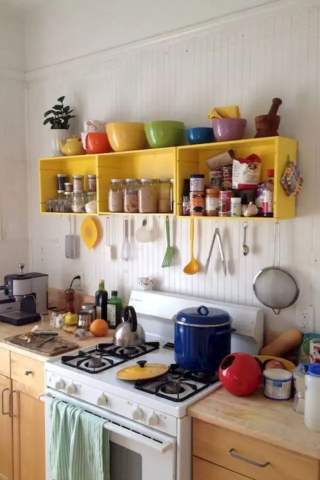 exemple rangement mural cuisine caissons ouverts coloré jaune 