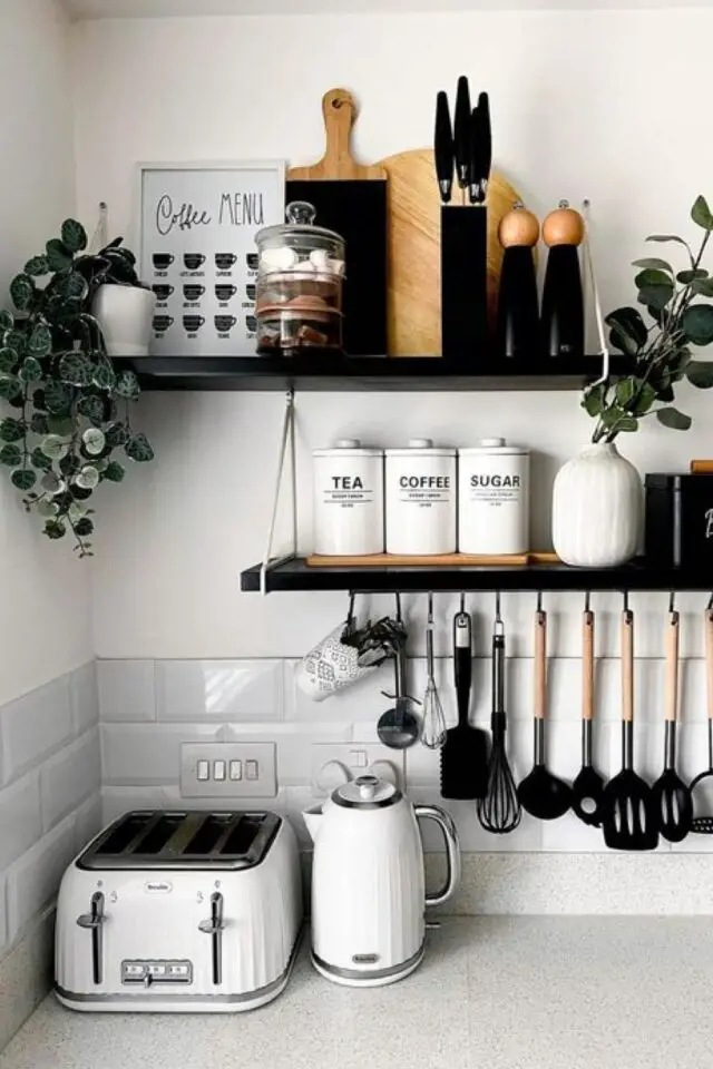 exemple rangement mural cuisine petite étagère noire dessus de crédence carrelage métro blanc