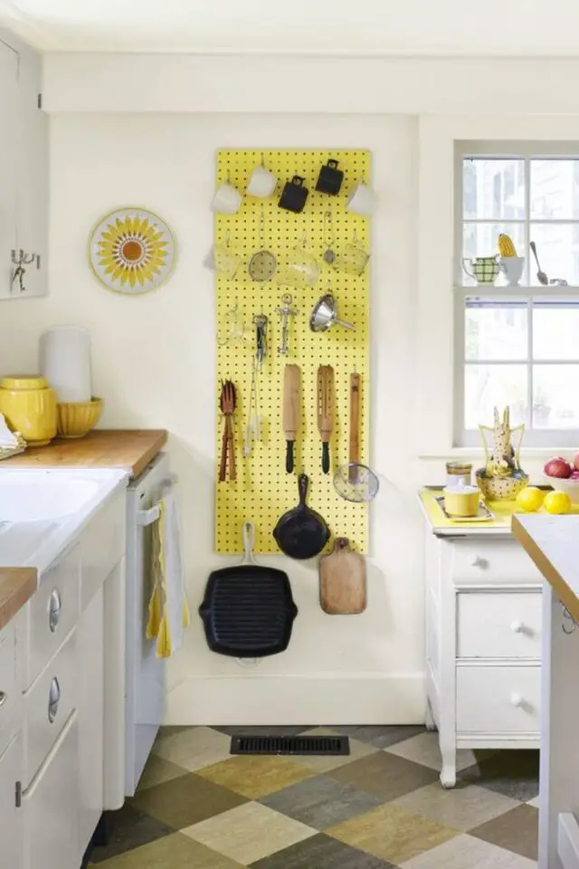exemple rangement mural cuisine pegboard coloré pour suspendre accessoires de cuisson idée originale 
