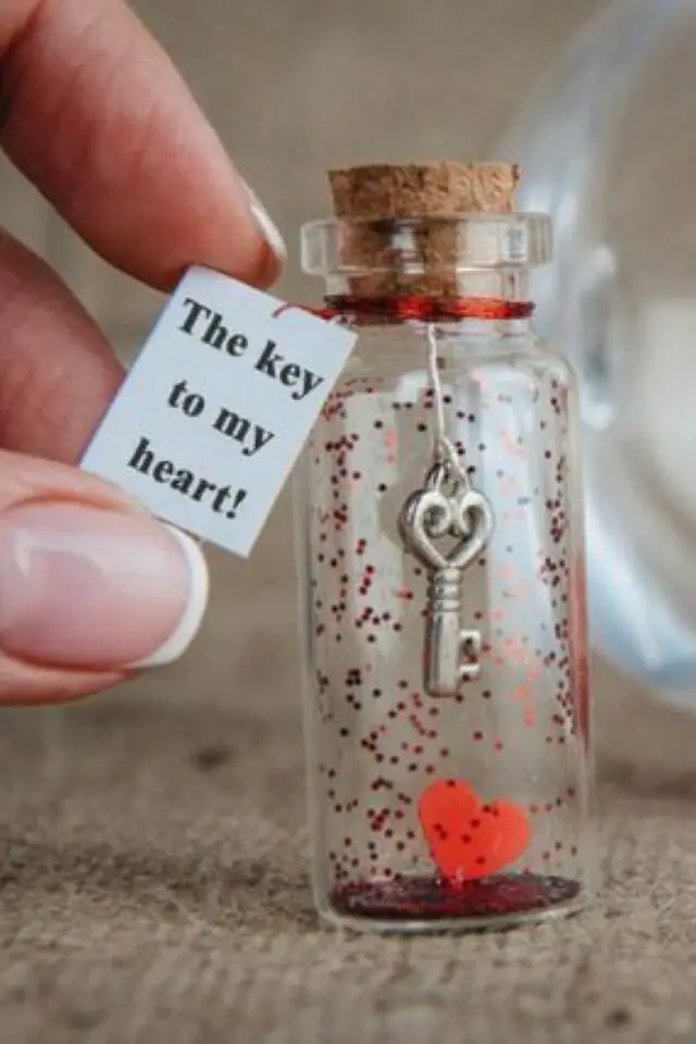 idée bricolage cadeau saint Valentin petite fiole avec une clef message romantique