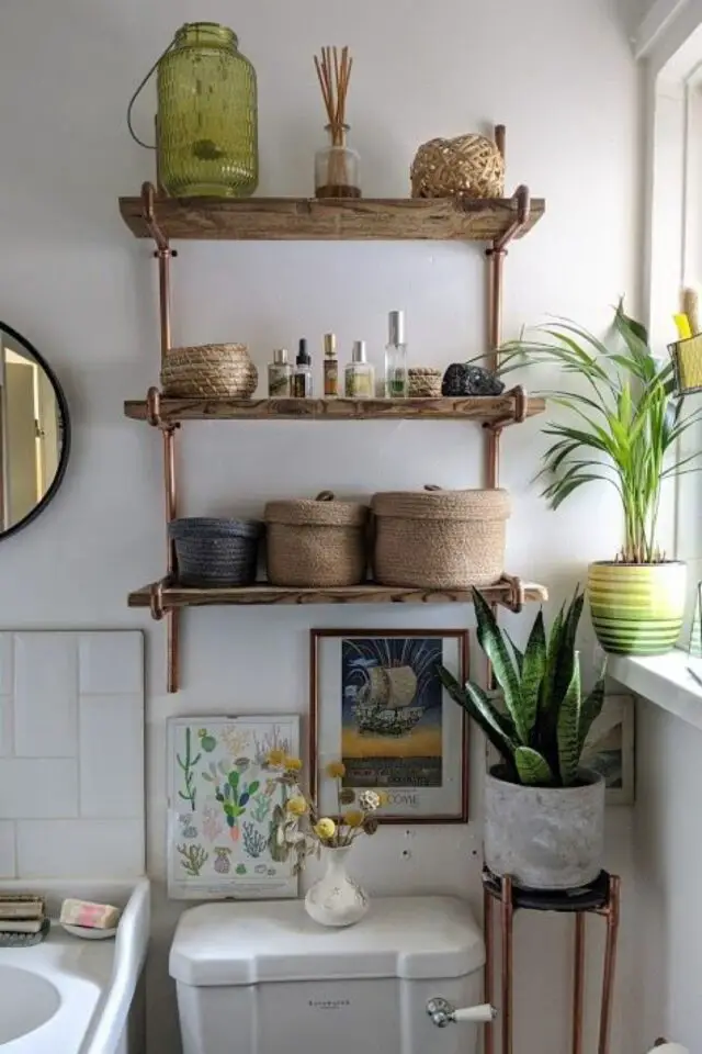 idee rangement salle de bain gain de place étagère murale en bois au dessus des toilettes