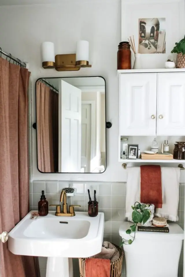 idee rangement salle de bain meuble mural blanc au dessus des toilettes barre pour suspendre les serviettes