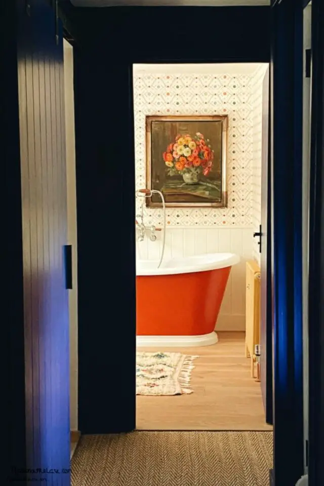 interieur couleur motif equilibre audacieux salle de bain soubassement blanc papier peint géométrique vintage baignoire îlot rouge