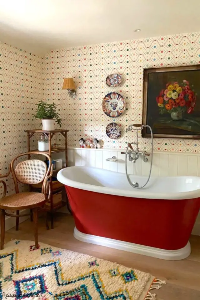 interieur couleur motif equilibre audacieux salle de bain esprit vintage coloré baignoire îlot rouge