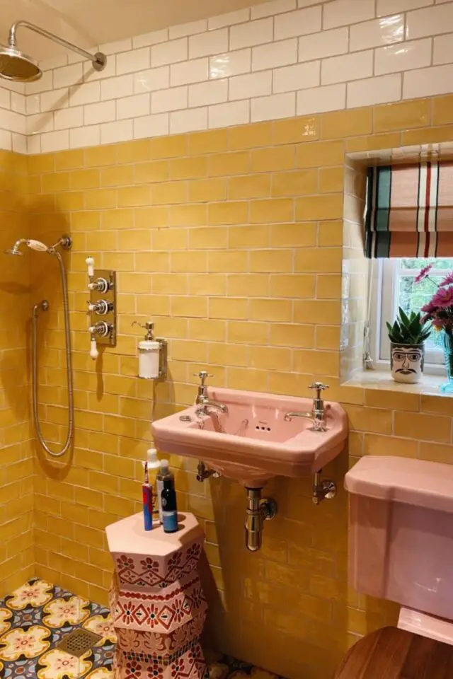 interieur couleur motif equilibre audacieux petite salle de bain d'appoint vitaminée carrelage métro jaune et blanc carreaux de ciment vintage floral sanitaire rose