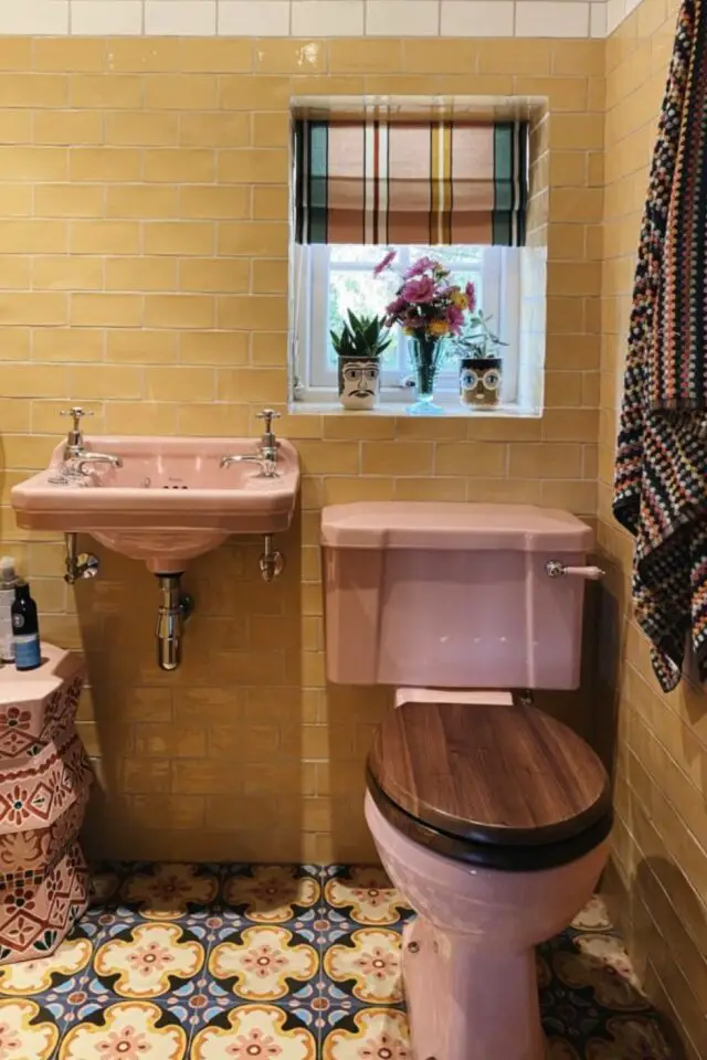 interieur couleur motif equilibre audacieux petite salle de bain d'appoint toilettes et lavabo rose, carrelage mural jaune et carreaux de ciment noir jaune rose bleu