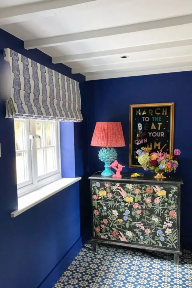 interieur couleur motif equilibre audacieux entrée bleu et blanche mélange de motifs floraux et de rayures 