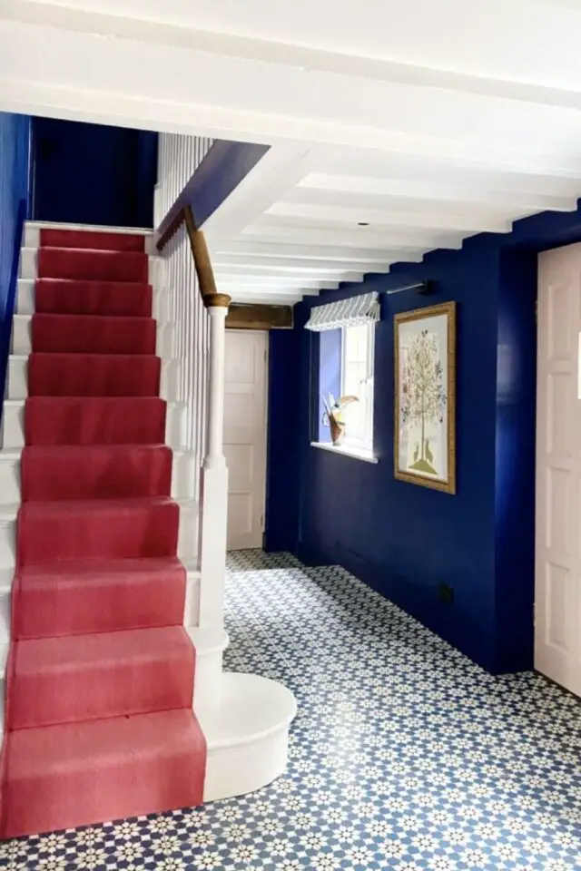 interieur couleur motif equilibre audacieux entrée bleu et blanche escaliers ouverts qui sont mis en avant par la couleur en blanc et rouge
