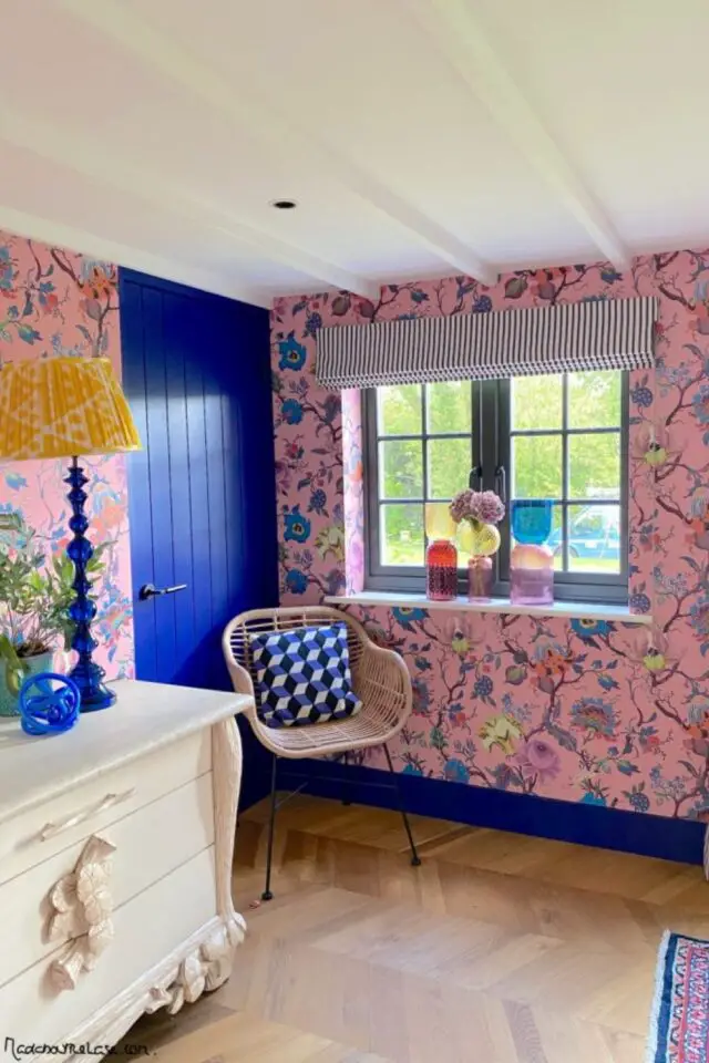 interieur couleur motif equilibre audacieux bureau joyeux en rose et bleu électrique papier peint à fleur
