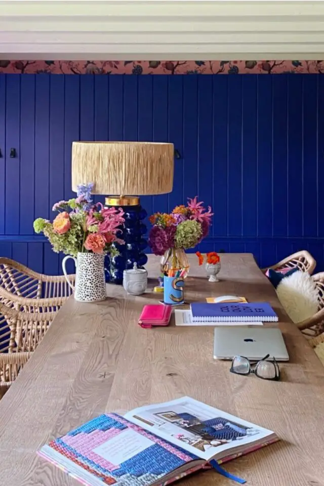 interieur couleur motif equilibre audacieux bureau grand meuble de rangement bleu électrique