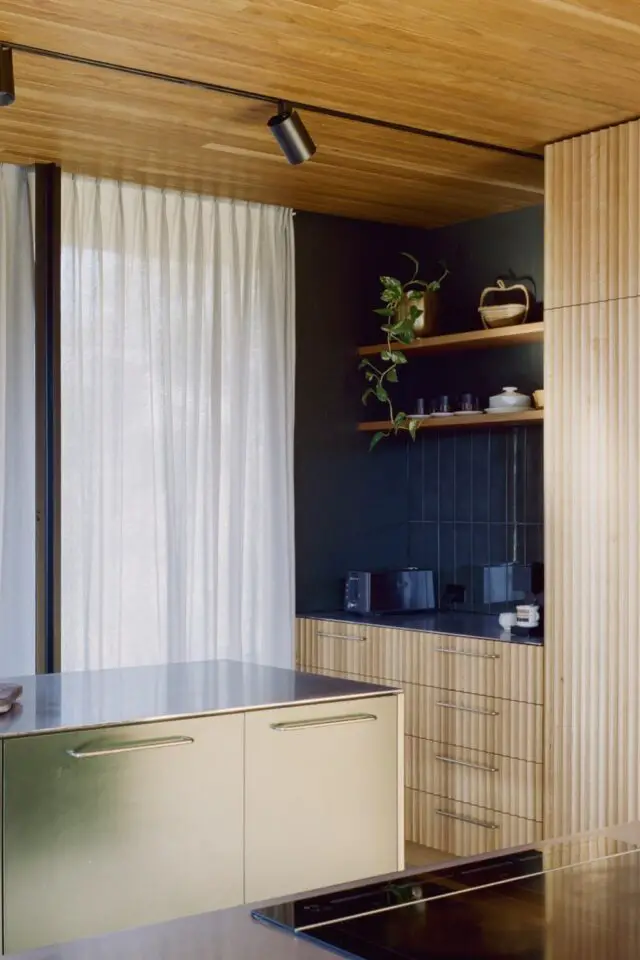 maison familiale style mid century modern aménagement de cuisine niche rangement carrelage bois clair façade de meuble texturé en bois