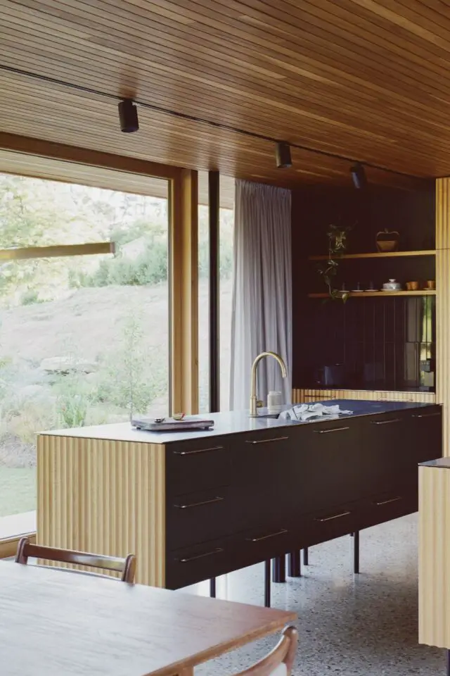 maison familiale style mid century modern îlot de cuisine noir et bois cannelé actuel design 