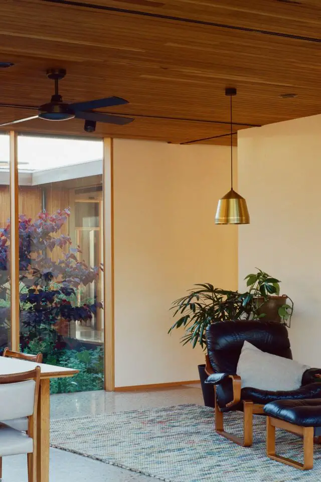 maison familiale style mid century modern espace de vie salle à manger petit salon meuble vintage luminaire laiton