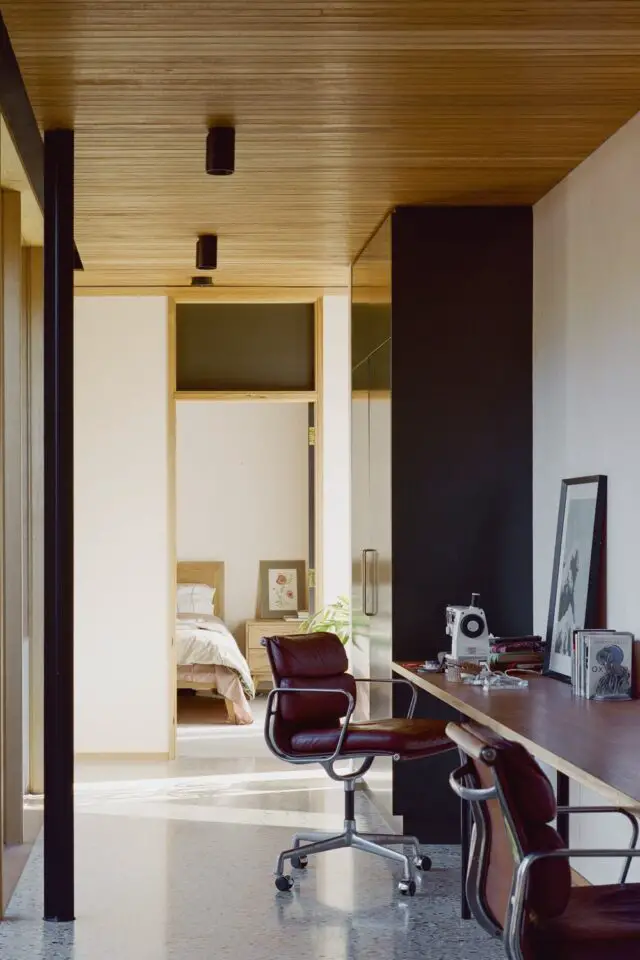 maison familiale style mid century modern couloir vers les espaces privés chambres bureau en longueur sur mesure