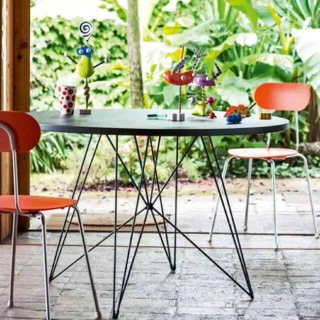 meuble deco design vintage chrome Chaise empilable Mariolina plastique orange & piétement chromé salle à mangé