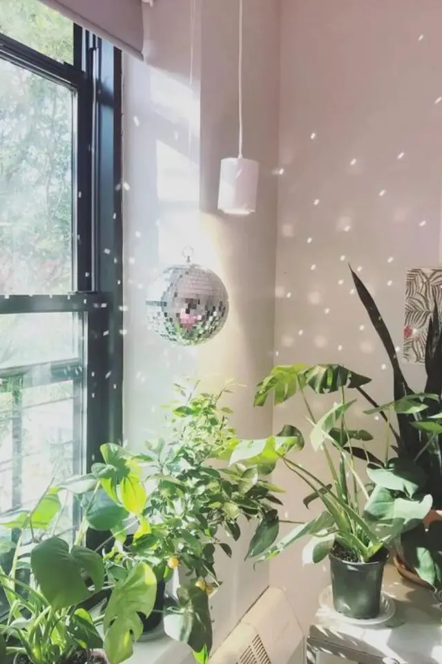 relooker boules de noël pour créer de mini boule disco avec de la mosaïque miroir