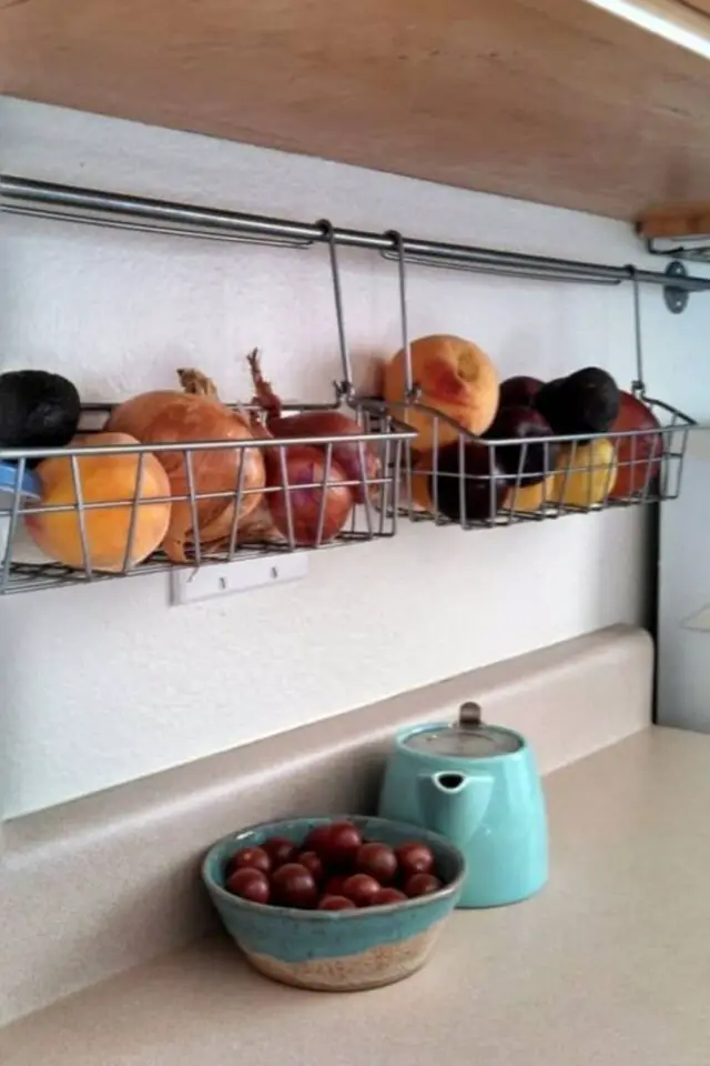 rangement petite cuisine idee barre pour suspendre des paniers au mur en dessus d'une étagère gain de place
