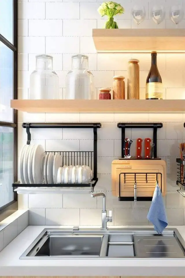 rangement petite cuisine idee barre pour suspendre des paniers au mur au dessus de l'évier kitchenette pratique et fonctionnelle 