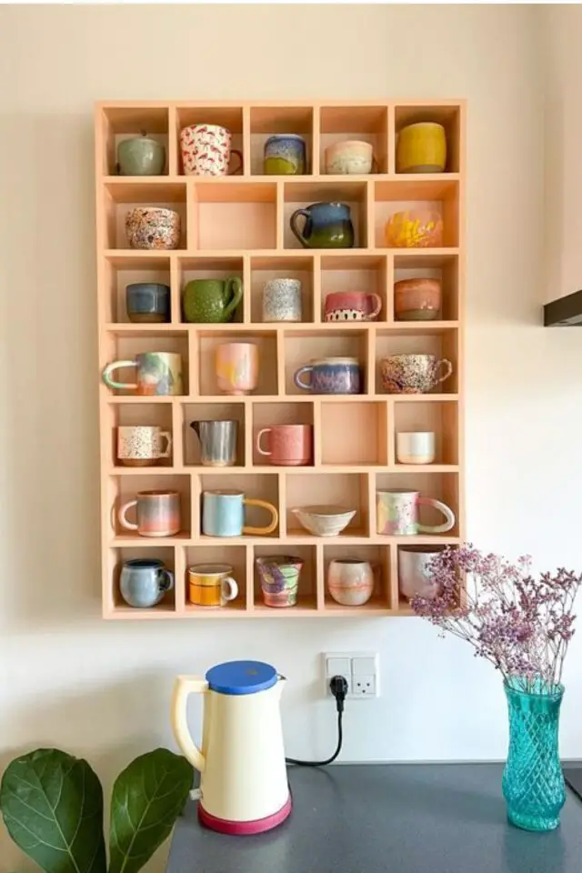 rangement petite cuisine idee petite étagère murale pour ranger les mugs au dessus de l'îlot contre le mur