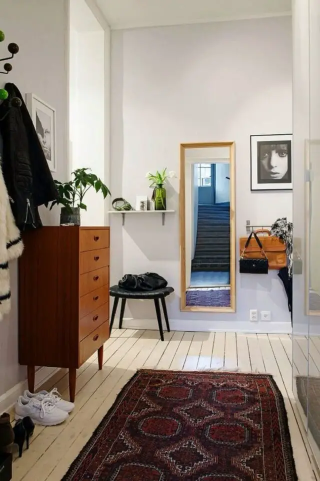 tout savoir meuble entree appartement commode vintage style mid century modern mur blanc miroir rectangulaire parquet écru