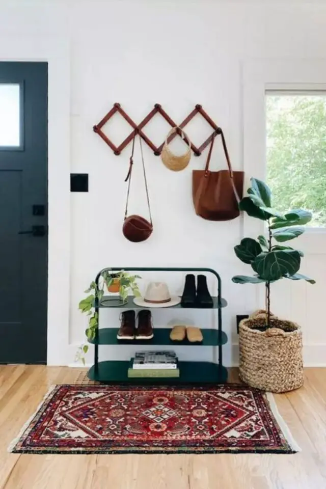 tout savoir meuble entree meuble à chaussure étagère ouverte noire minimaliste pratique patère porte-manteau mural vintage en bois