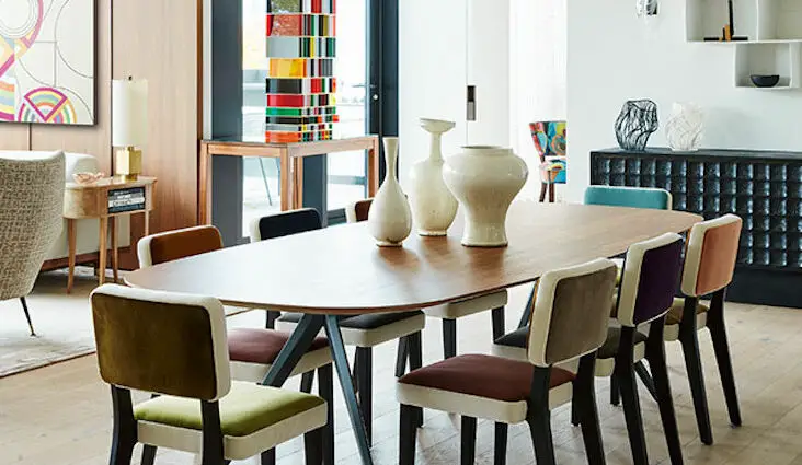 visite deco appartement elegant design oeuvre art salle à manher table en bois couleur buffet noir