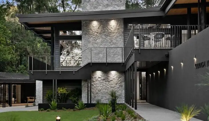 visite deco maison mid century modern luxe architecture minimaliste pierre baie vitrée bois
