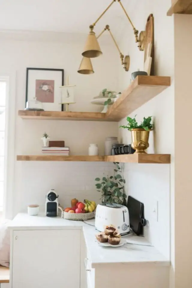 amenagement petit espace etagere angle en bois déco de cuisine pratique et moderne