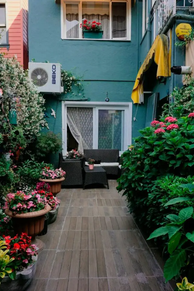 amenagement terrasse printemps ete patio maison de ville couleurs façade plantes et fleurs mobilier de jardin