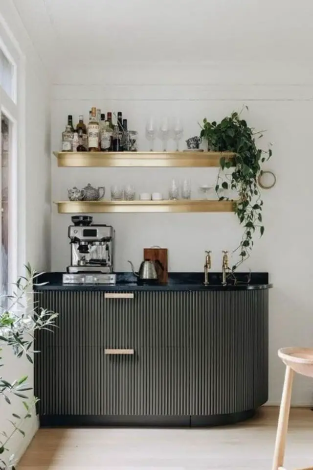 amenager un coin cafe cuisine meuble d'angle arrondi élégant étagère en laiton doré chic élégant moderne plante verte