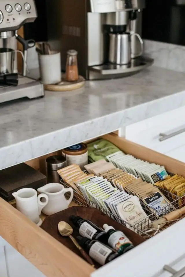 amenager un coin cafe cuisine rangement tiroir pratique sachet de thé en dessous du plan de travail 
