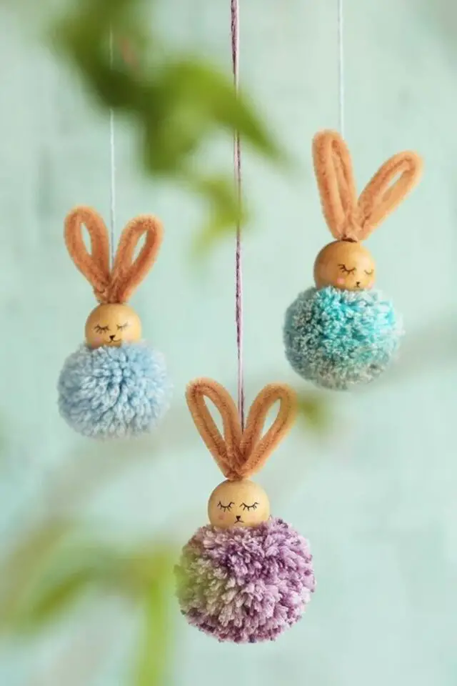 bricolage facile paques petit lapin pompons en laine perle en bois à suspendre activité manuelle enfant adulte