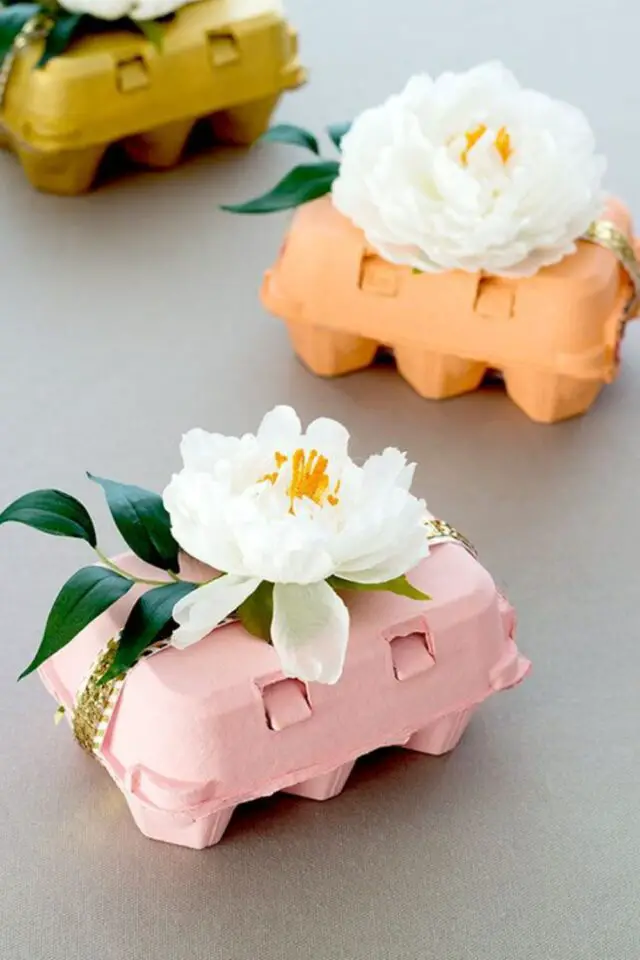 bricolage facile paques peinture boite d'oeuf fleurs en papier de soie idée cadeau à copier