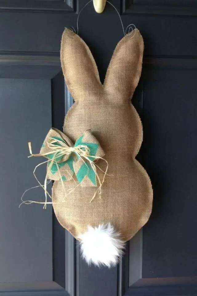 bricolage facile paques couture sans machine lapin en toile de jute pour décorer la porte d'entrée