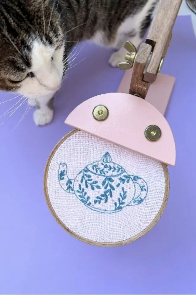 broderie made in france kit moderne pour apprendre à broder déco murale à suspendre ou à poser théière bleue loisirs créatifs Le Chat Fleuri